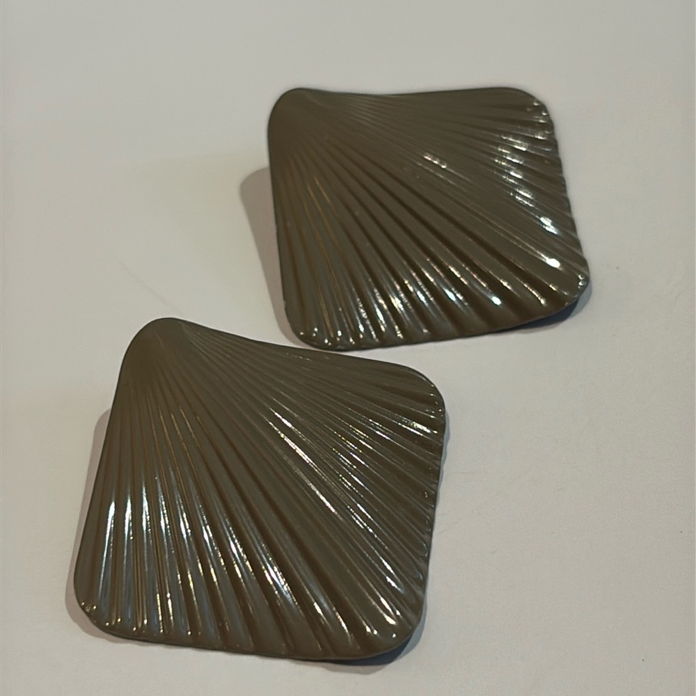 Vintage 80’s Metal Taupe Diamond Shaped Shell Earrings